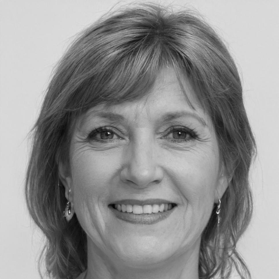 Marina Hoffmann bei der Arbeit an typografischen Entwürfen