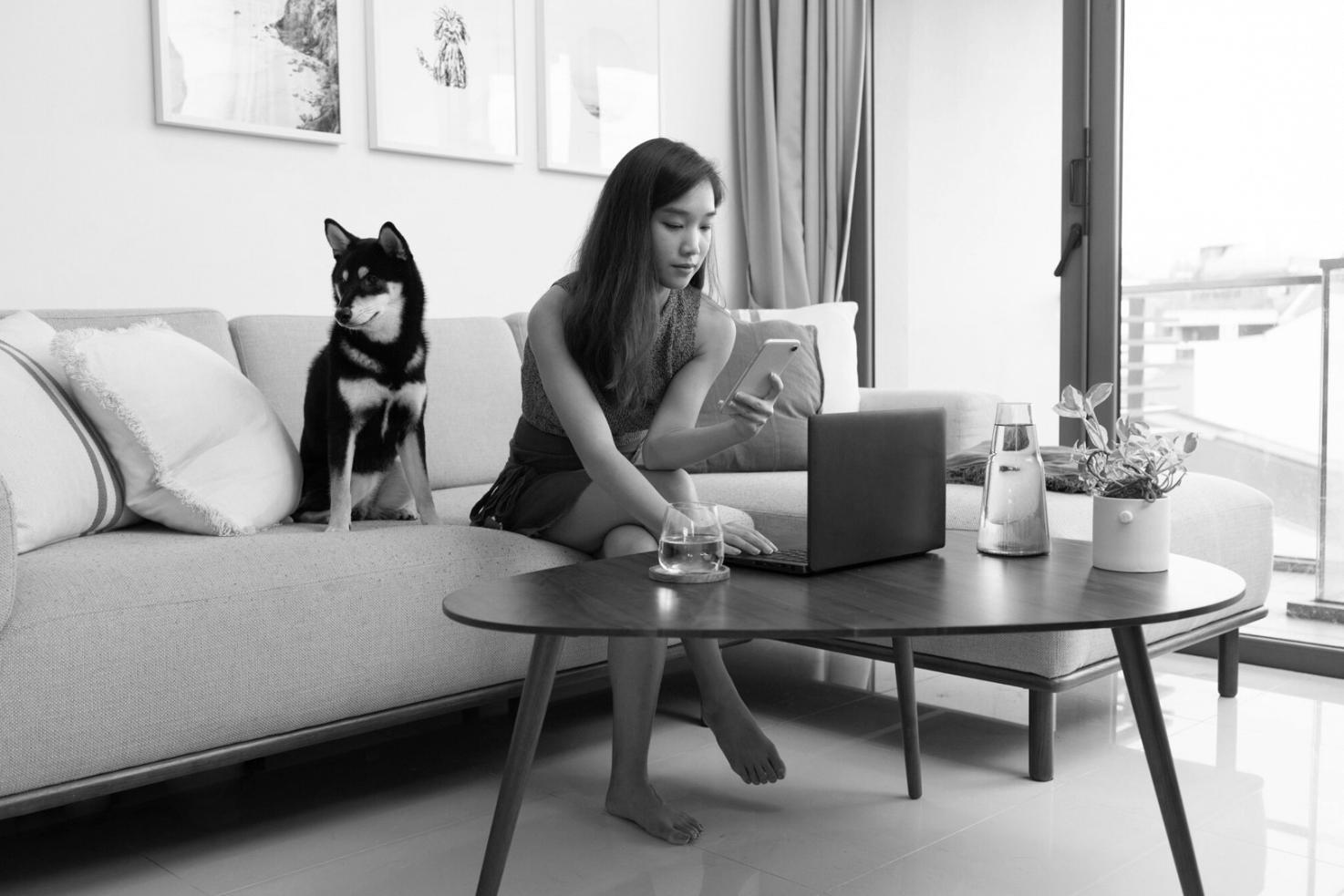 Arbeitsplatz mit typografischen Studien und digitalen Werkzeugen